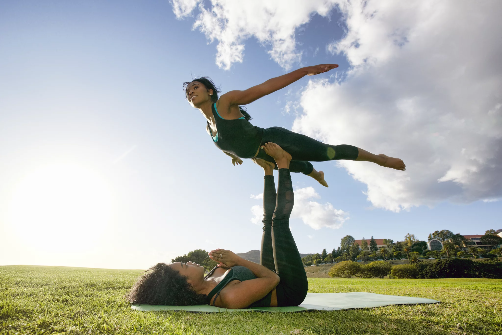 ACROYOGA: FILANTROPÍA Y BENEFICIO SOCIAL