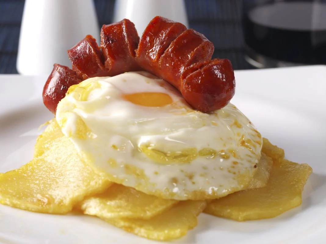 HUEVOS AL PLATO CON CHORIZO Y PATATAS