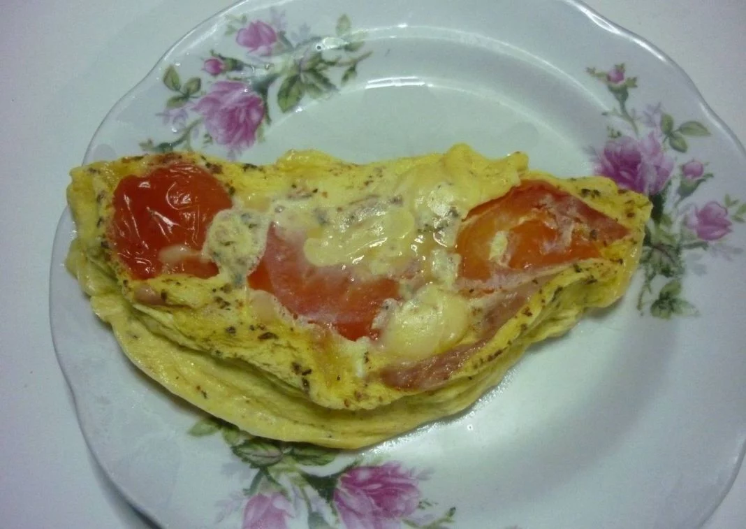 HUEVOS AL PLATO CON TOMATE Y JAMÓN