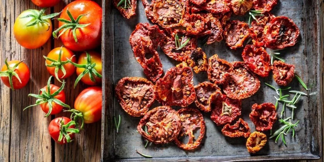 INGREDIENTES Y PREPARACIÓN: DEL PAN DE TOMATE 