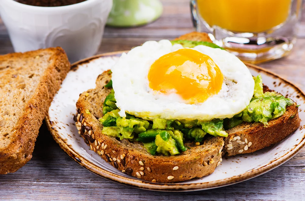 Tostadas de aguacate con huevo pochado