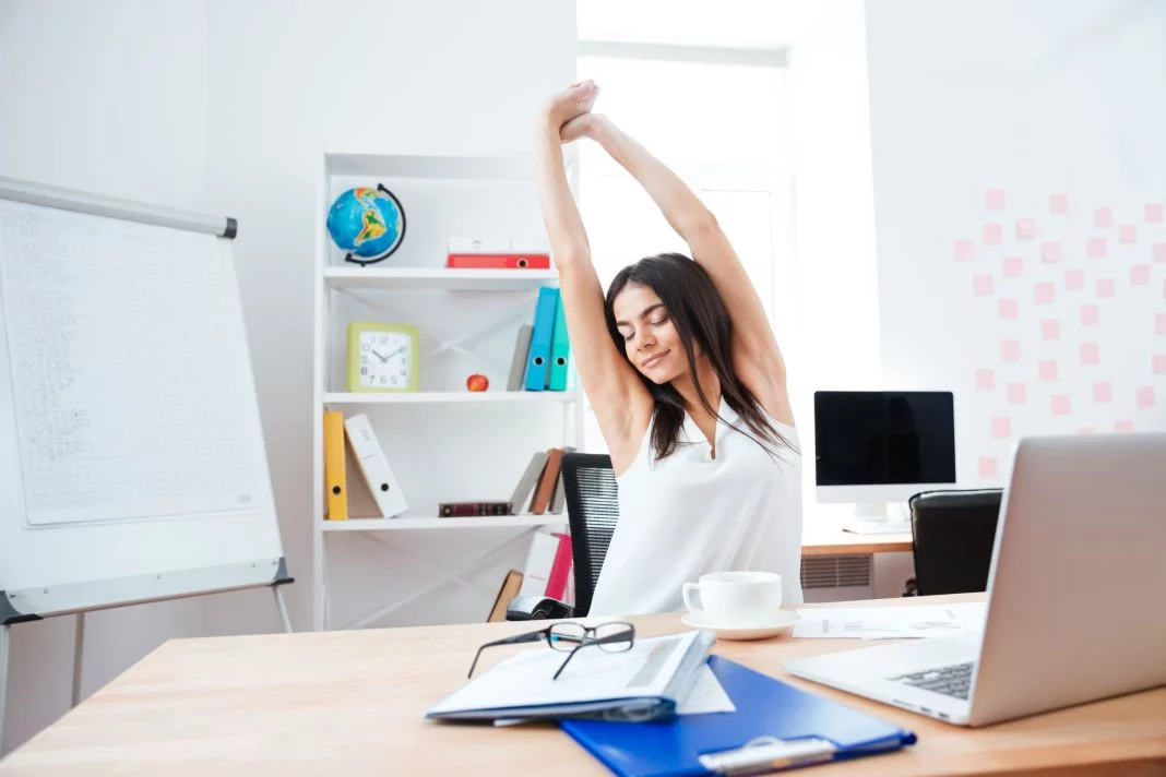 YOGA EN LA OFICINA: POSTURA DE LA MONTAÑA (TADASANA)