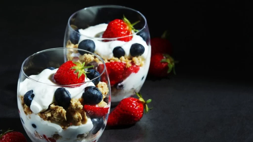 Yogur griego con frutas y granola