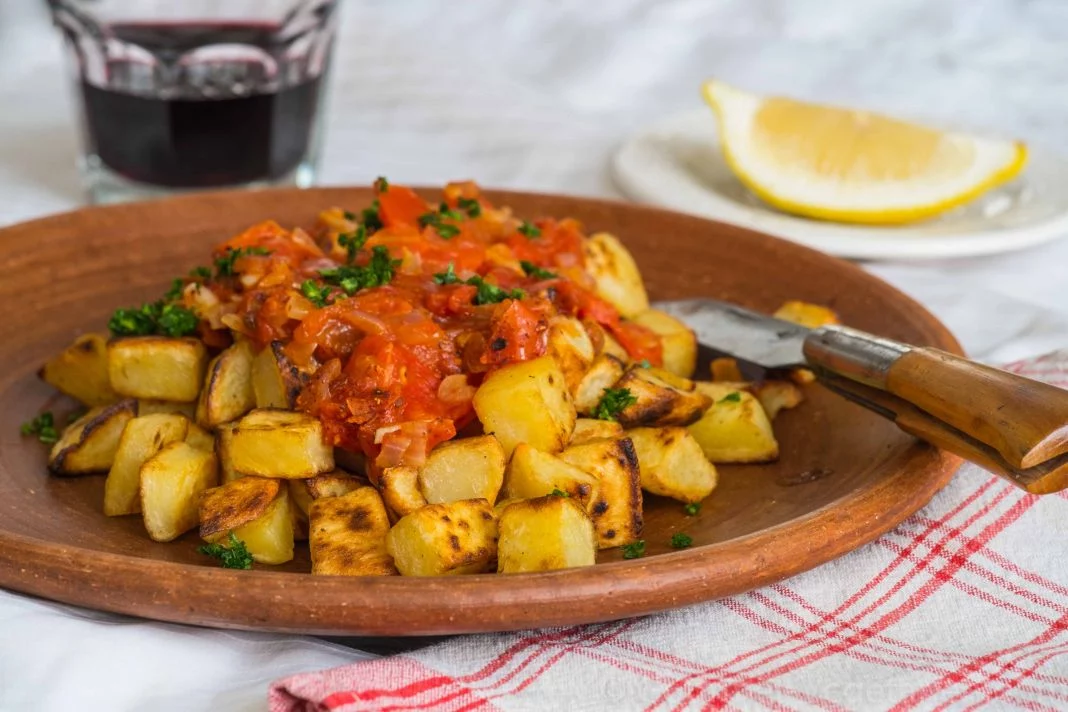 1. PATATAS BRAVAS: UN CLÁSICO CON UN TOQUE MODERNO