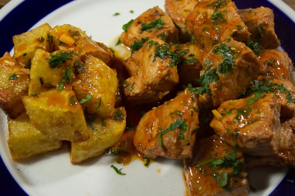 DISFRUTANDO DE UNA TAPAS GALLEGA EN CASA