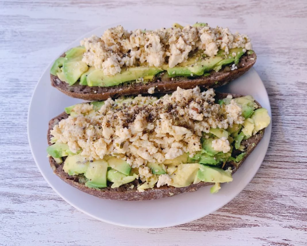 SÁNDWICH DE AGUACATE Y TOFU MARINADO: CREMOSIDAD Y PROTEÍNA EN CADA BOCADO