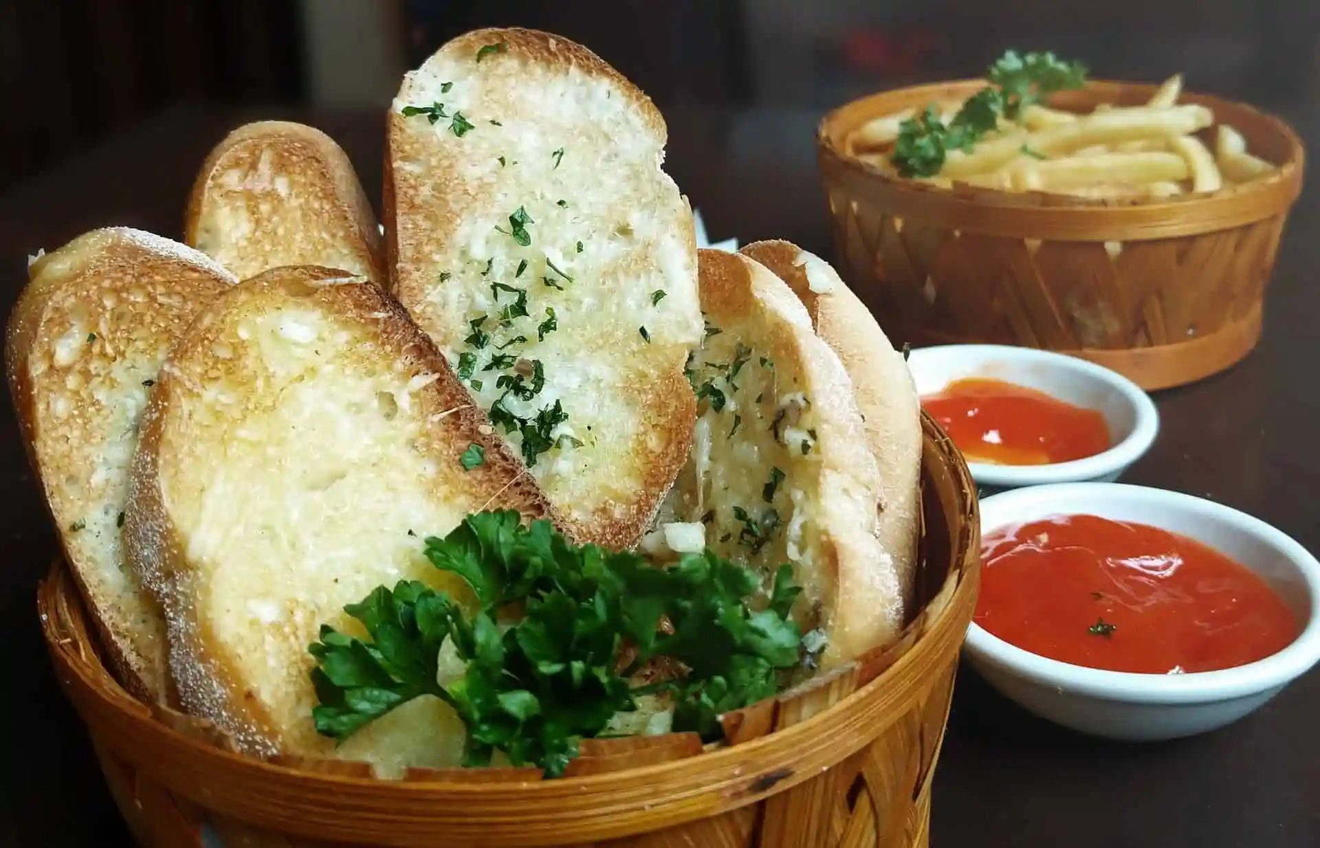 VARIEDADES Y ACOMPAÑAMIENTOS DEL PAN DE AJO