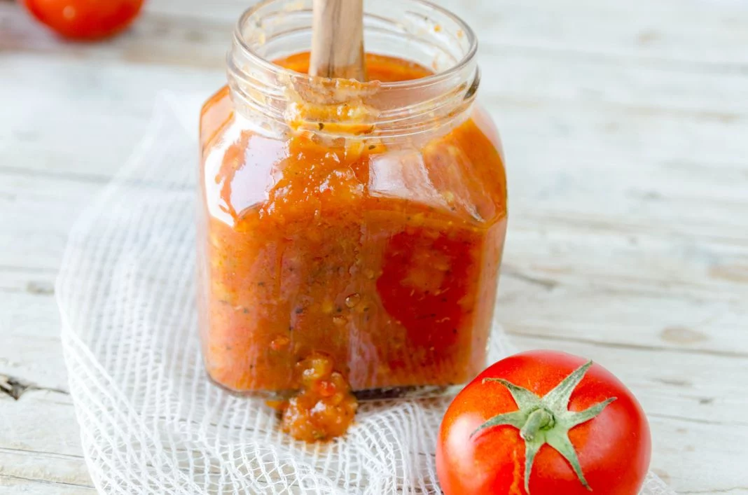 INGREDIENTES ESENCIALES PARA UNA SALSA DE TOMATE CASERA