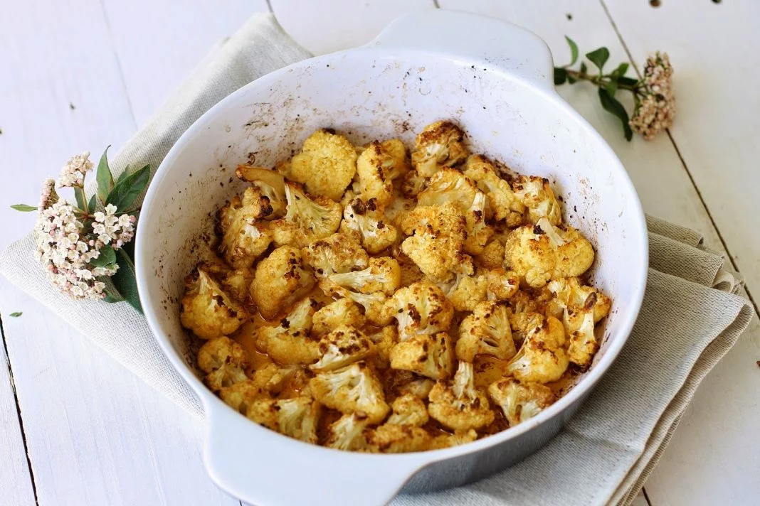 COLIFLOR ASADA CON ALMENDRAS Y PASAS Vida.es