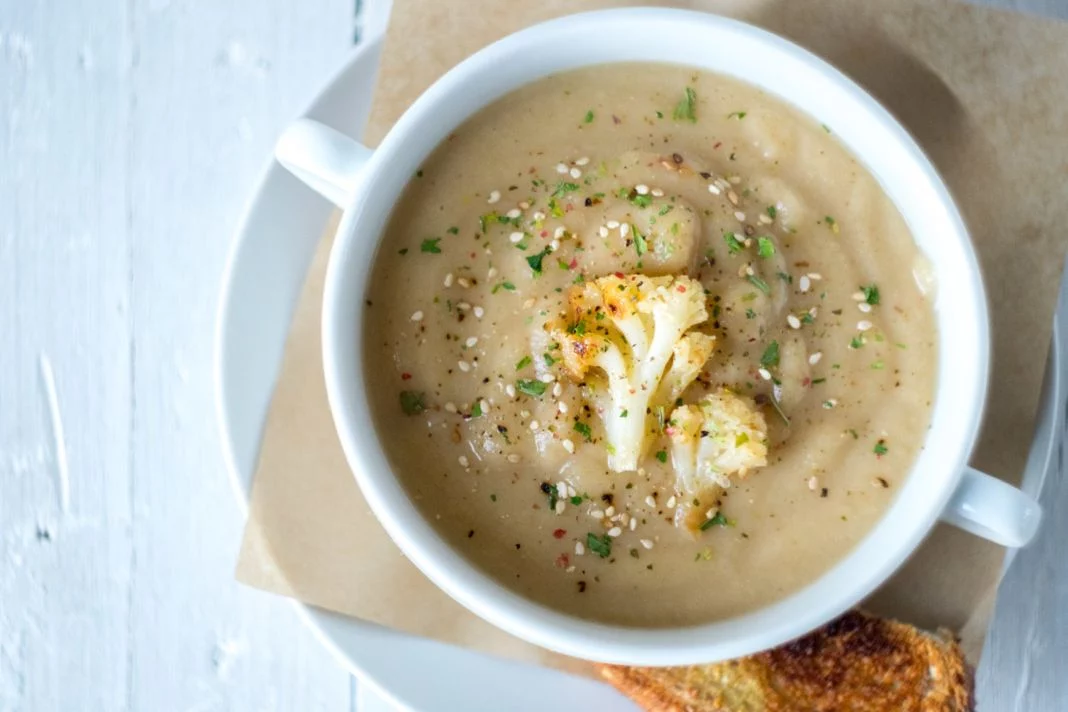 CREMA DE COLIFLOR CON ACEITE DE TRUFA Y CROTONES