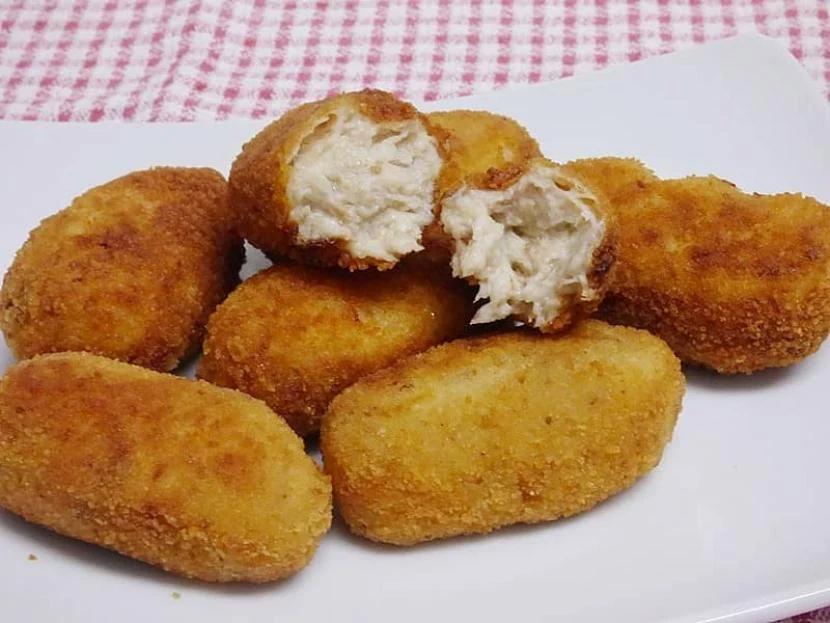 DISFRUTANDO DE LAS CROQUETAS DE PUCHERO SEVILLANAS EN BUENA COMPAÑÍA