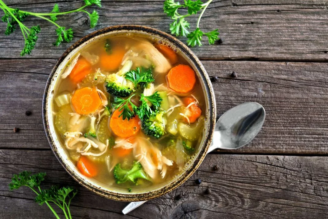 DISFRUTANDO DE LA SOPA DE POLLO EN FAMILIA