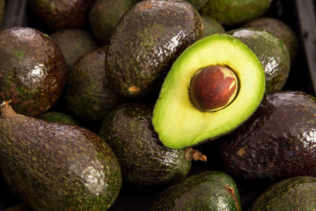 LOS AGUACATES: UNA FRUTA RICA EN GRASAS SALUDABLES