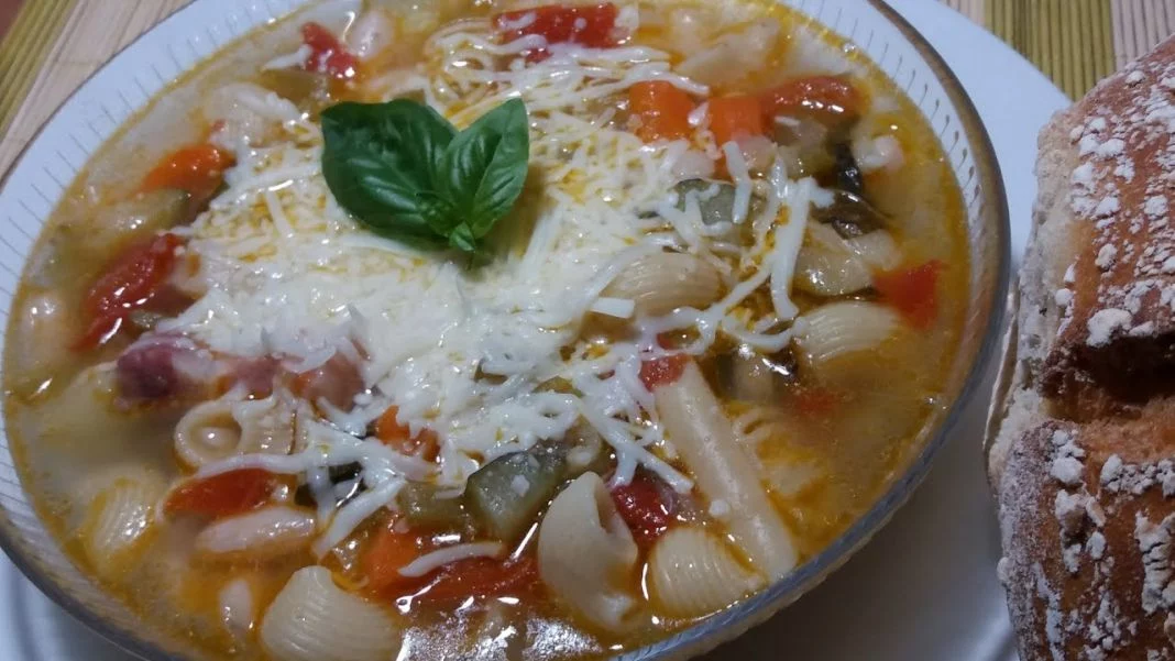 RECETA FÁCIL DE SOPA MINESTRONE: UN PLATO PARA TODA LA FAMILIA