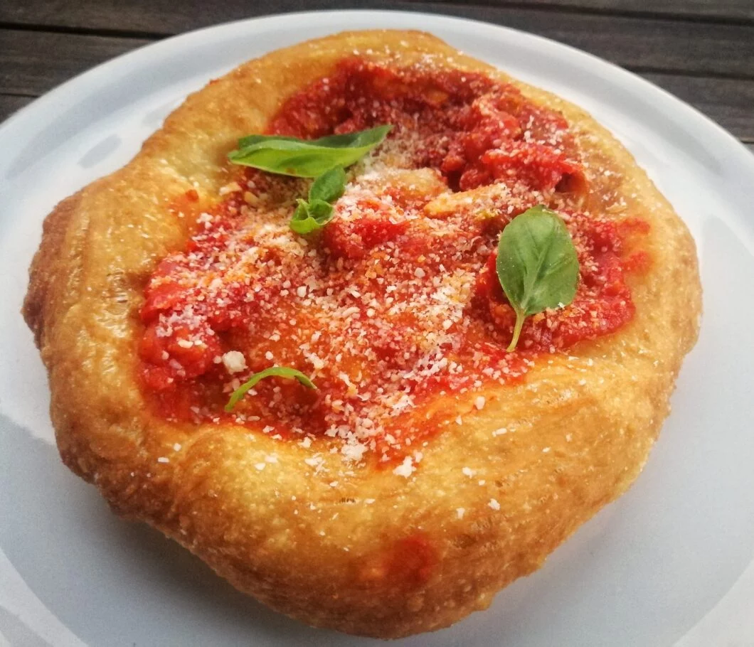 ORÍGENES DE LA PIZZA FRITA: UNA TRADICIÓN NAPOLITANA