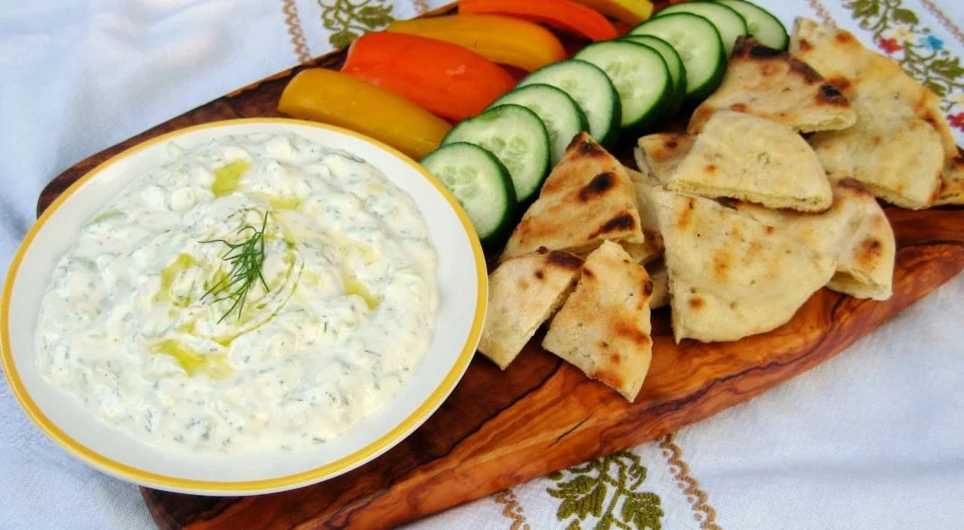 PREPARANDO EL TZATZIKI PERFECTO PARA NAVIDAD