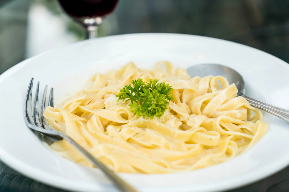 EL ORIGEN DE LA PASTA ALFREDO: UNA HISTORIA DE AMOR Y SIMPLICIDAD