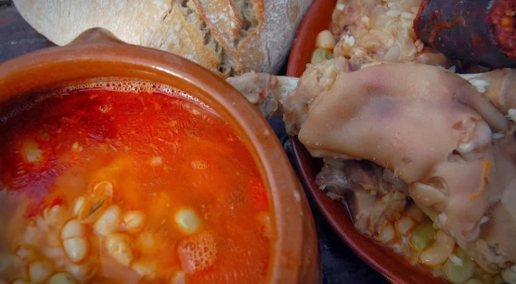 LOS INGREDIENTES QUE HACEN ÚNICA A LA OLLA DE SAN ANTÓN