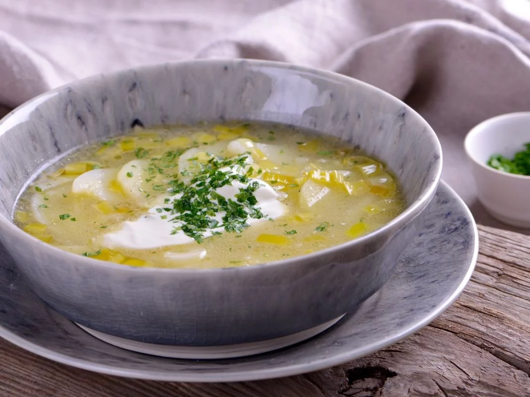 SOPA DE PUERROS Y PATATA: SIMPLICIDAD Y ELEGANCIA EN UN PLATO