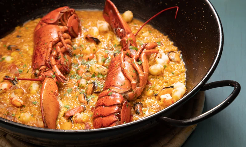 DISFRUTANDO DEL ARROZ CALDOSO EN BUENA COMPAÑÍA