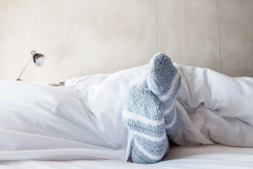 LOS BENEFICIOS DE DORMIR CON CALCETINES EN INVIERNO