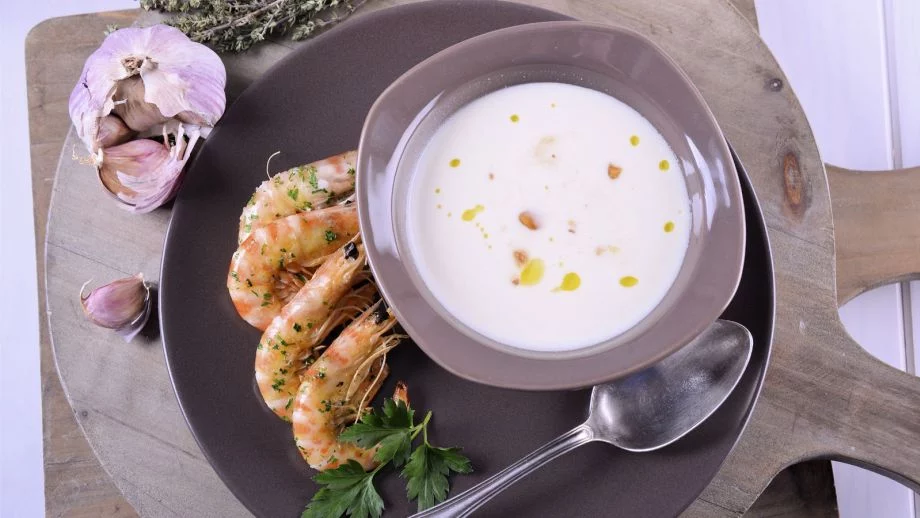 sopa de ajo blanco con langostinos Vida.es