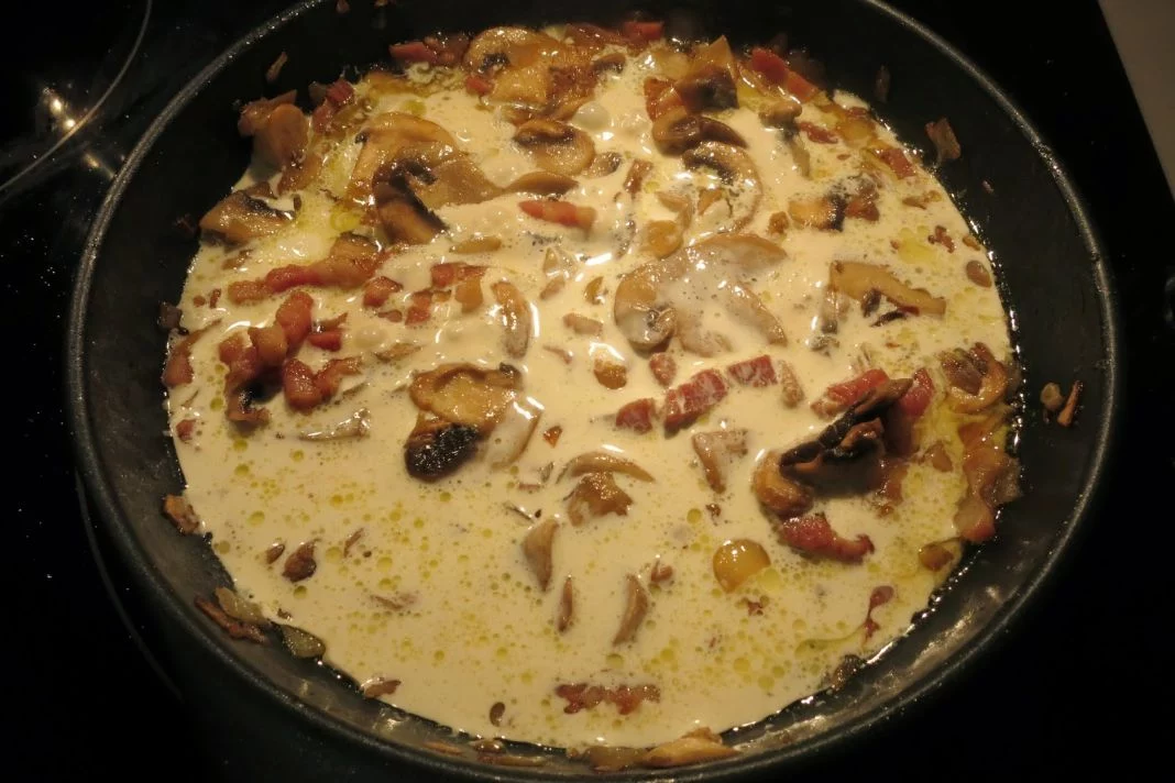 EL PROCESO DE ELABORACIÓN DE LA TORTILLA DE PATATA ESTILO CARBONARA