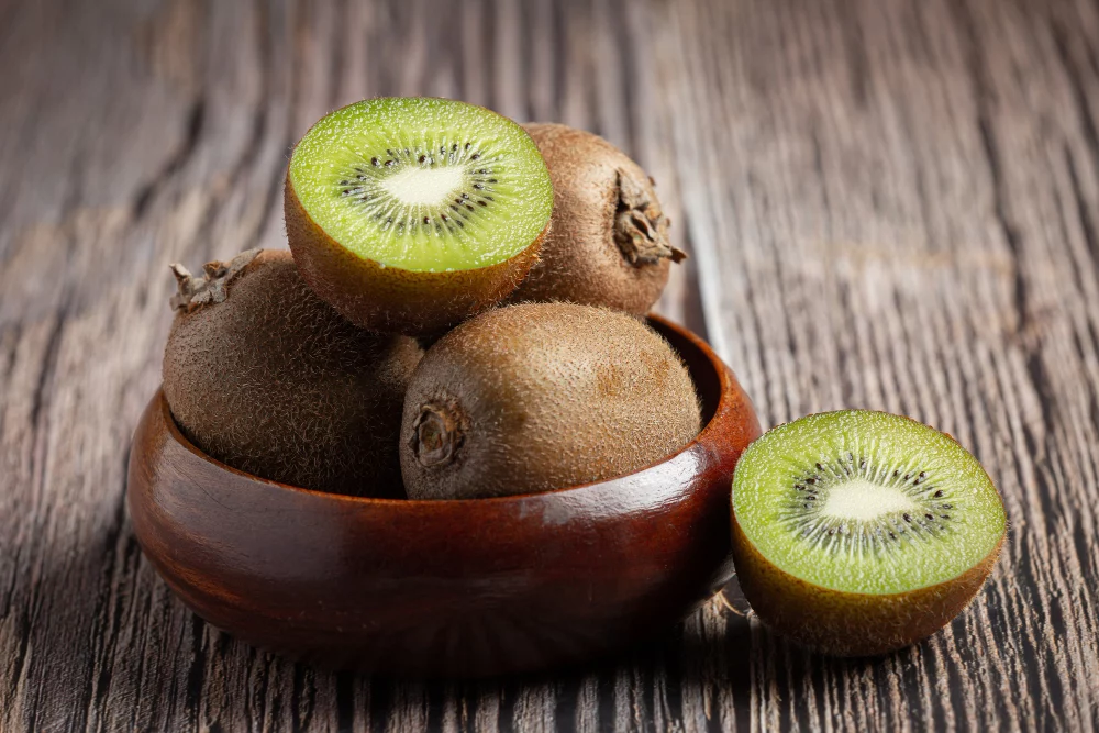 1. KIWI: UNA FUENTE NATURAL DE VITAMINA C Y ENZIMAS PARA LA RECUPERACIÓN MUSCULAR