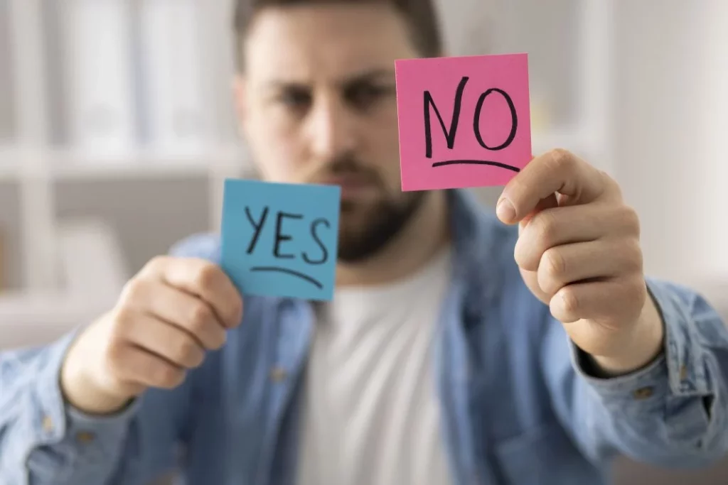 medium shot blurry man holding post its Vida.es